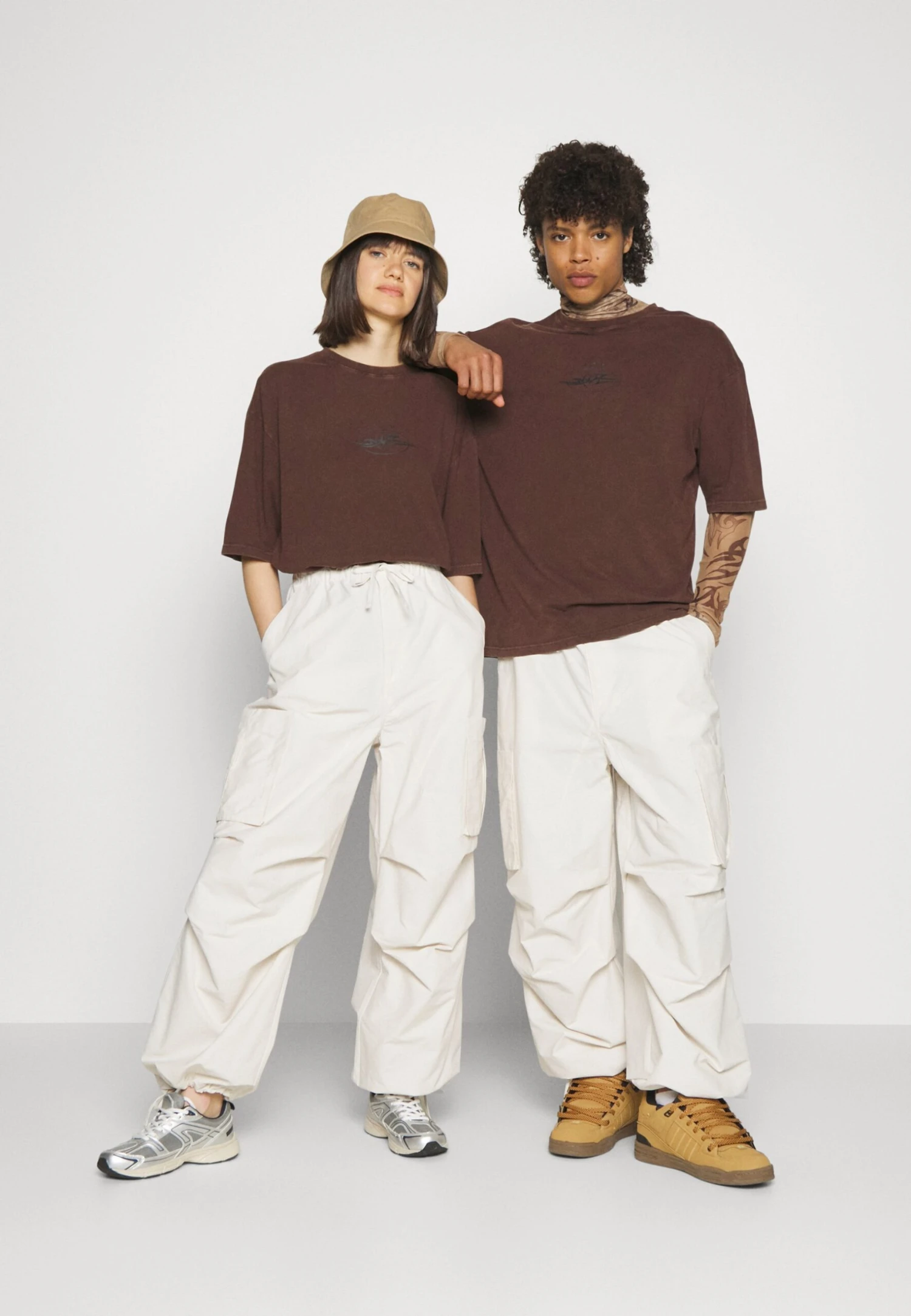 YOURTURN Unisex - T-Shirt Print - Dark Brown - Afbeelding 2